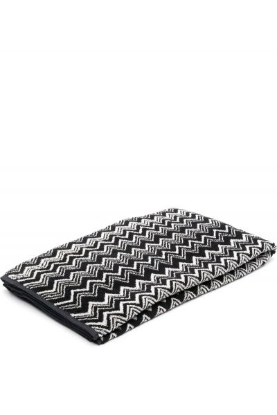 zigzag-pattern beach towel